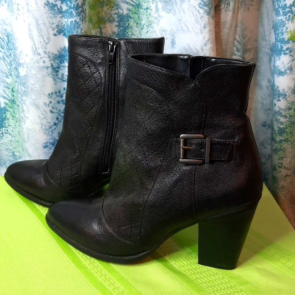 Classic black heels boots bootie leather sz 9 Me too brand